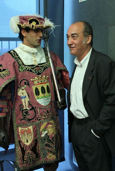 El nuevo presidente de la Diputación foral de Guipúzcoa, Martín Garitano, junto a un macero.