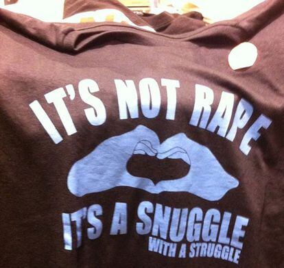 Desgraciadamente, este es solo un ejemplo más de las camisetas pro-violación.