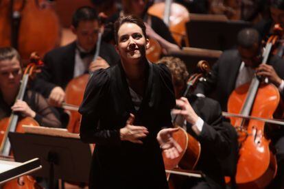 Alondra de la Parra agradece a la audiencia durante un concierto de la Orquesta Filarmónica de las Américas en Alice Tully Hall, Nueva York, en 2010.