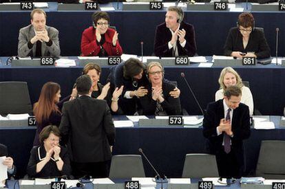 Varios eurodiputados celebran el rechazo por el pleno a la transferencia de datos bancarios a EE UU.