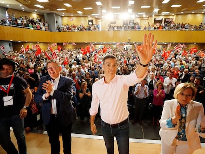El presidente del Gobierno, Pedro Sánchez, el presidente de la Generalitat, Ximo Puig, y la candidata del PSPV-PSOE a la alcaldía de Alicante, Ana Barceló, en el mitin del partido en Alicante.