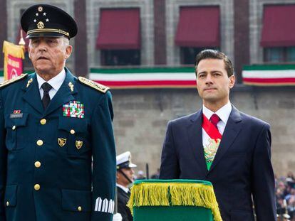 El general Cienfuegos y el presidente, Enrique Peña Nieto, en un evento de septiembre.