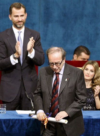 El escritor albanés Ismail Kadaré recibe el Príncipe de Asturias de las Letras en 2009.