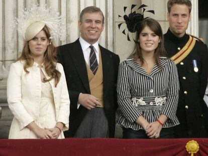 Las princesas Beatriz (izquierda) y Eugenia de York, junto a su padre Andr&eacute;s y su primo Guillermo. 