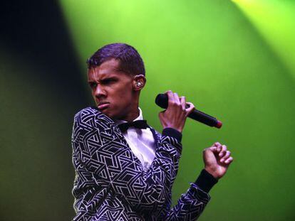 Un momento de la actuación de Stromae, con su chaquetilla de punto de formas geométricas y pajarita, ayer en Barcelona