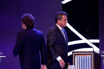 Los candidatos Javier Milei y Sergio Massa tras saludarse durante el debate. 