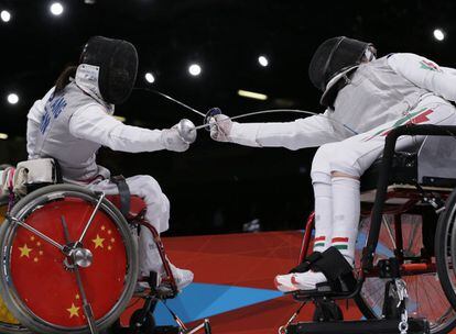 Duelo de esgrima entre la china Yao Fang (i) y la húngara Gyongyi Dani.