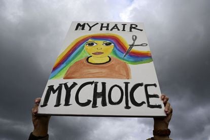 Una manifestante sostiene una pancarta con la leyenda "Mi cabello, mi decisión," el pasado 28 de septiembre en Berlín, Alemania.