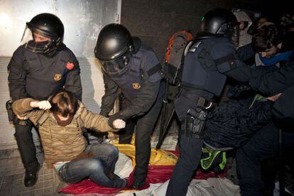 Los Mossos d'Esquadra desalojan un inmueble en el barrio de Sants de Barcelona ocupado por el movimiento de indignados.