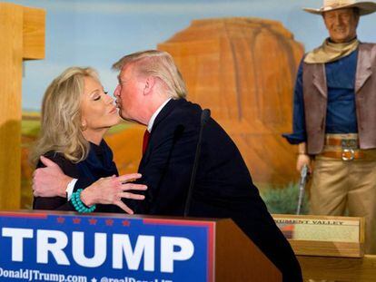Donald Trump con la hija de John Wayne