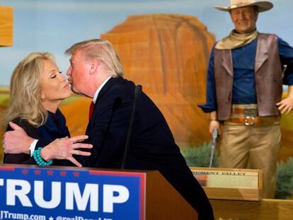 Donald Trump con la hija de John Wayne