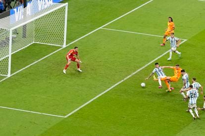 Wout Weghorst shot on goal in the rehearsed play that made it 2 to 2 on the scoreboard. 