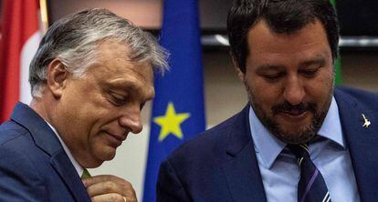 Viktor Orbán (i) junto a Matteo Salvini, a finales de agosto en Milán.