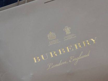 Bolsa de Burberry, en Londres (Reino Unido).