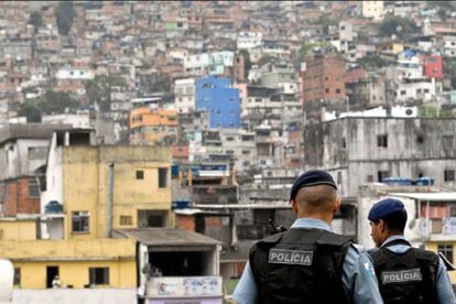 Polic&iacute;as de la UPP en la favela de Rocinha. 