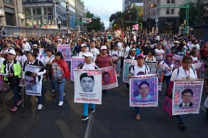 Los manifestantes caminan por el Eje Central Lázaro Cárdenas, mientras se dirigen al Zócalo.