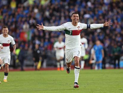 Cristiano Ronaldo celebra, en su partido 200, la consecución del gol de la victoria en el encuentro de clasificación para la Euro 2024 contra Islandia.