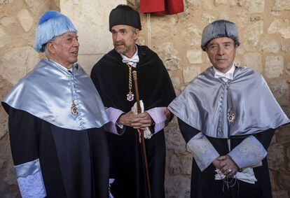 El escritor Mario Vargas Llosa (izquierda) e I&ntilde;aki Gabilondo en el acto en Burgos. Entre ambos, el rector de la universidad, Manuel P&eacute;rez Mateos.