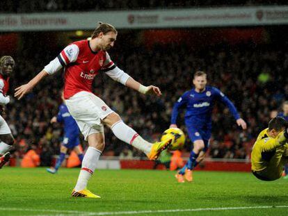 Bendtner marca el primer gol del Arsenal.