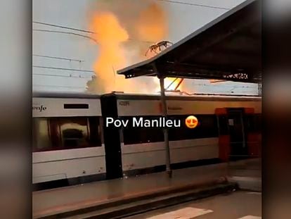 Momento del incendio de la catenaria en la línea R3 de Rodalies en Manlleu.