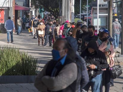 Personas hacen fila para realizarse una prueba de covid-19 en un módulo instalado en la Ciudad de México.