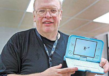 Jim Gettys muestra un prototipo de la computadora de 100 dólares.