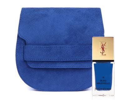 El azul Klein, casi eléctrico, realza la piel morena. Imprescindible en las tardes de terraceo. Laque Couture Bleu Majorelle, de Yves Saint Laurent, y bolso Zabbi de Unisa.