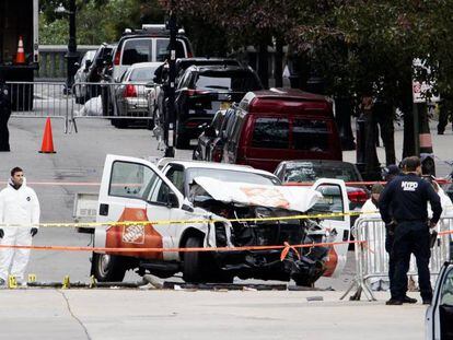 La polic&iacute;a revisa el veh&iacute;culo que atropell&oacute; la semana pasada a varios ciclistas en Nueva York matando a ocho personas.