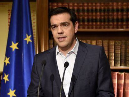 El primer ministro griego, Alexis Tsirpas, en la comparecencia en la que ha anunciado que mantiene el refer&eacute;ndum.