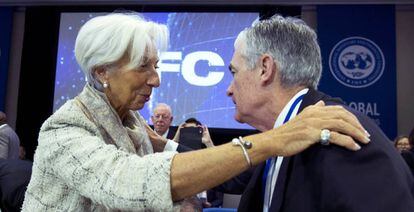 Christine Lagarde, presidenta del BCE, saluda a Jerome Powell en la cumbre anual del FMI de 2019. 