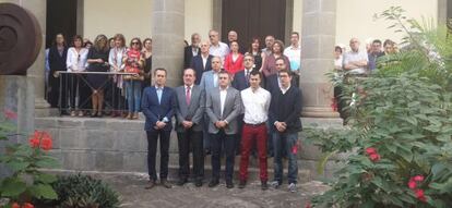 Diputats al Parlament de Canàries durant el minut de silenci.