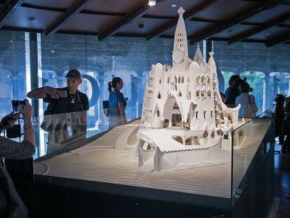 La maqueta de la iglesia de la colonia G&uuml;ell que puede verse en la exposici&oacute;n del Museo Diocesano de Barcelona.