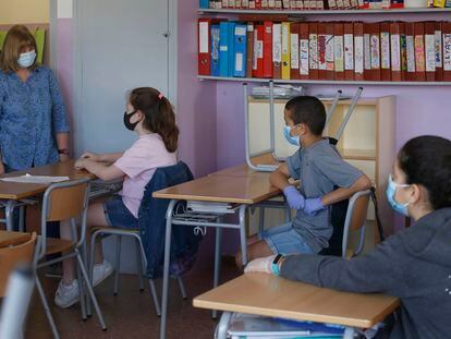 Primer día de clase de los alumnos del colegio público El Vallès de Terassa, el 2 de junio.