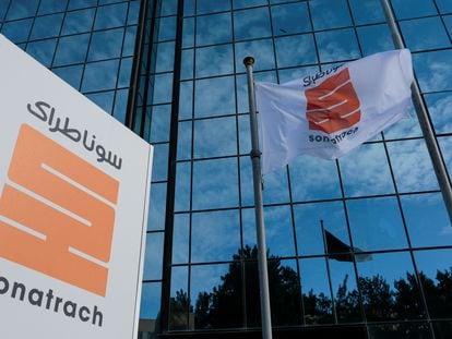 Logo de Sonatrach frente a la sede de la compañía en Argel, en 2019.