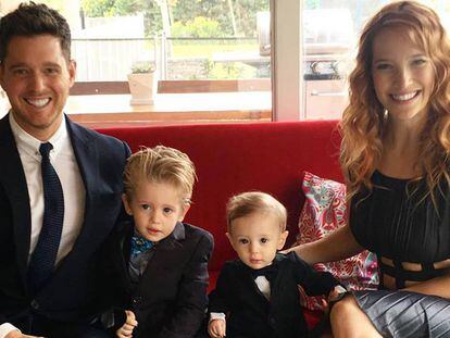 Michael Bublé con su mujer, Luisana Lupilato, y sus dos hijos.