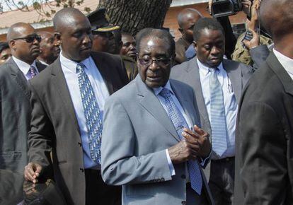 Mugabe, a su llegada al colegio electoral el 31 de julio. 