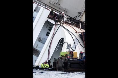 Operarios realizan los preparativos para enderezar el Costa Concordia en la isla de Giglio en Italia.