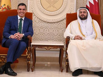El presidente del Gobierno de España, Pedro Sánchez (i), mantiene una reunión con el secretario de Estado de Ministerio de Asuntos Exteriores de Catar, Mohammed bin Abdulaziz Al-Khulaifi, este miércoles.