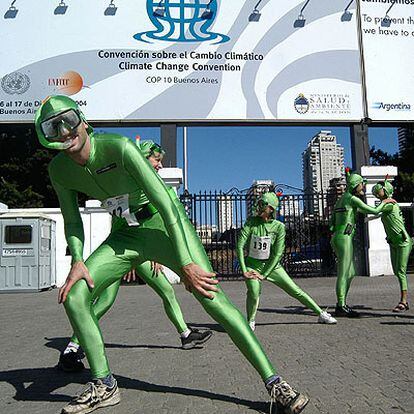 Un grupo de <i>hombres ranas </i>de Greenpeace ante la sede de la Cumbre del Clima, en Buenos Aires.