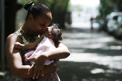 Aline Bispo i la seva filla Bruna de Jesus, que pateix microcefàlia, esperen la seva sessió de fisioteràpia fora d'un hospital, al Brasil.