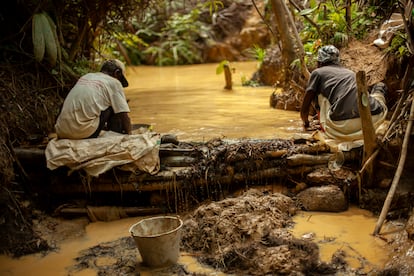 Minería artesanal en la Quebrada Melquiades, Valle del Cauca, Colombia. No es fácil ganarse el espacio dentro de la comunidad para trabajar o “minear”, como se le conoce coloquialmente a la labor, y menos en una región que alberga gran parte de los conflictos y violencias que aquejan al país. Don Polo, doña Culebra y Marlenys cuidan la mina como si se tratara de ellos mismos, con el agradecimiento y el respeto a la naturaleza, siempre de por medio.