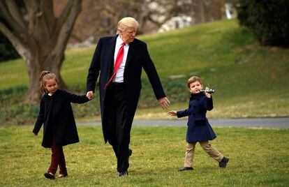 Trump junto a sus nietos antes de partir a bordo del helicóptero presidencial, Marine One, en la Casa Blanca, el 3 de marzo de 2017.