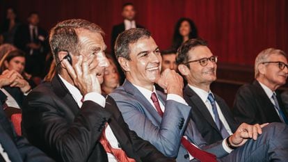 De izquierda a derecha, el presidente de la Cámara de Comercio España-EE UU, Alan D. Solomont; el presidente del Gobierno de España, Pedro Sánchez, y el presidente del Grupo Prisa, Joseph Oughourlian, durante el foro.