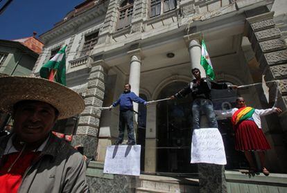 Manifestantes en el centro de La Paz durante la explicación de la Central Obrera Boliviana a los sindicalistas la última oferta salarial de Morales