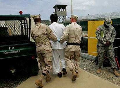 Militares estadounidenses escoltan a un preso de Guantánamo a la clínica dental en mayo pasado.