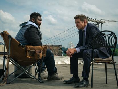 Dos de los protagonistas de la serie de SkyShowtime, Tobi Bamtefa (izquierda) y Jeremy Renner.
