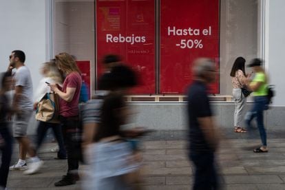 Una tienda de la Gran Vía de Madrid con carteles de rebajas, este lunes.