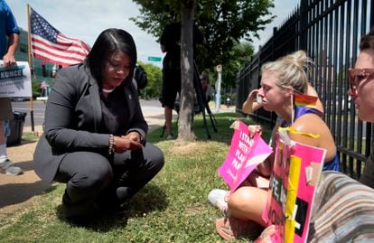 La congresista demócrata Cori Bush habla con una activista ante una clínica abortista de St. Louis (Misuri), este viernes.