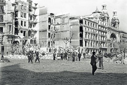 Imatge de la devastació provocada pel bombardeig a la Gran Via.