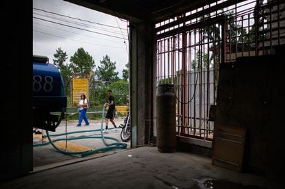 Un Camion cisterna de servicio de agua privado surte de agua una residencia en Caracas, Venezuela, el 8 de Septiembre de 2023.